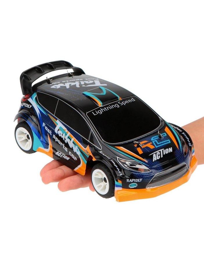 Wltoys A242, un coche teledirigido de tamaño reducido para uso en interiores.